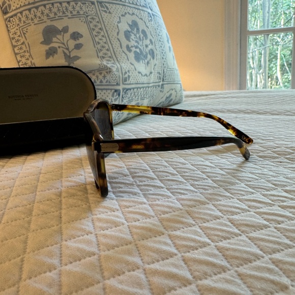 Bottega Veneta tortoise sunglasses - Picture 3 of 7
